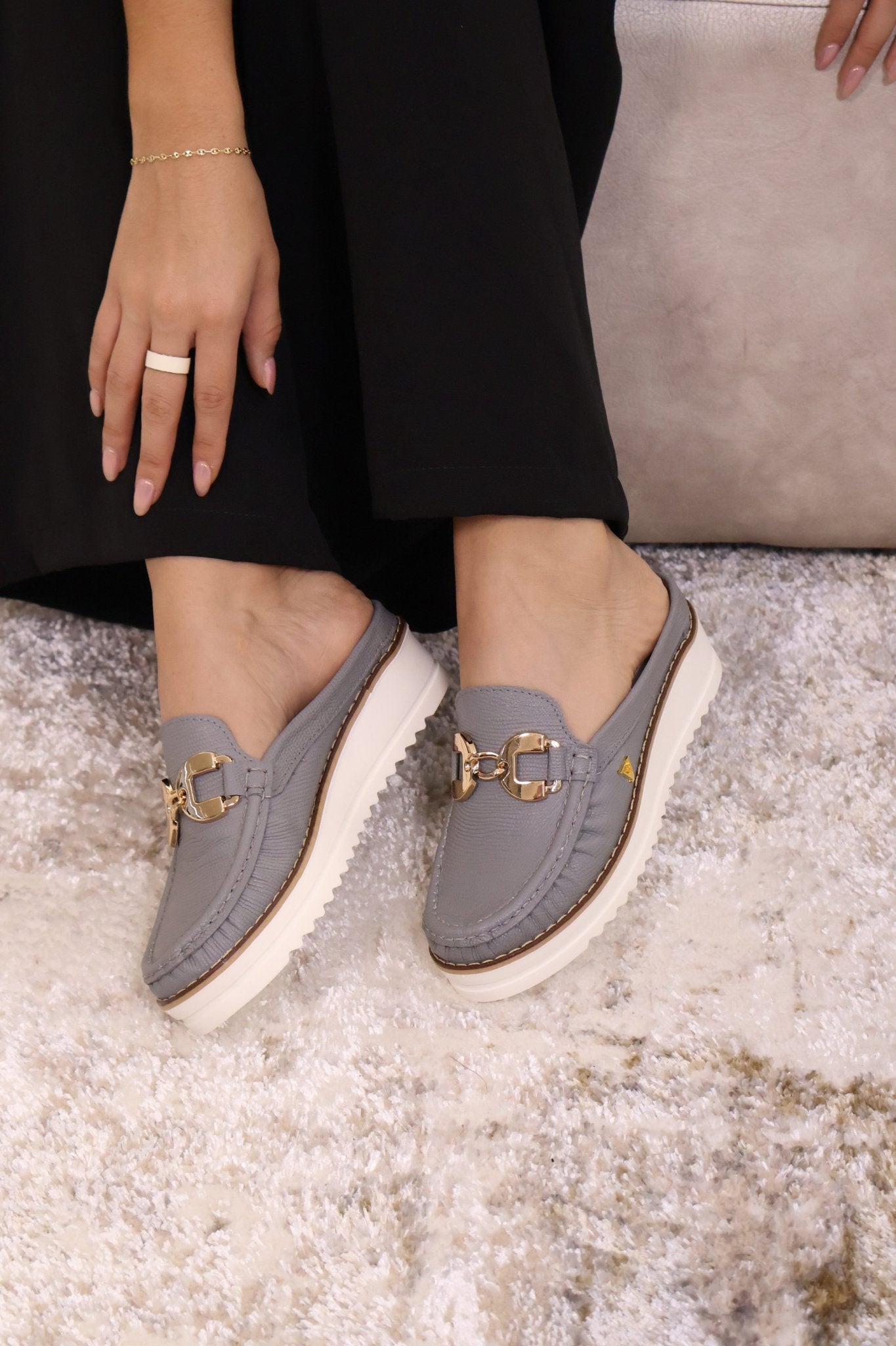 Sueco Cleo Soft Gold en cuero gris humo para mujer - Paula Vélez - PAULA VELEZ