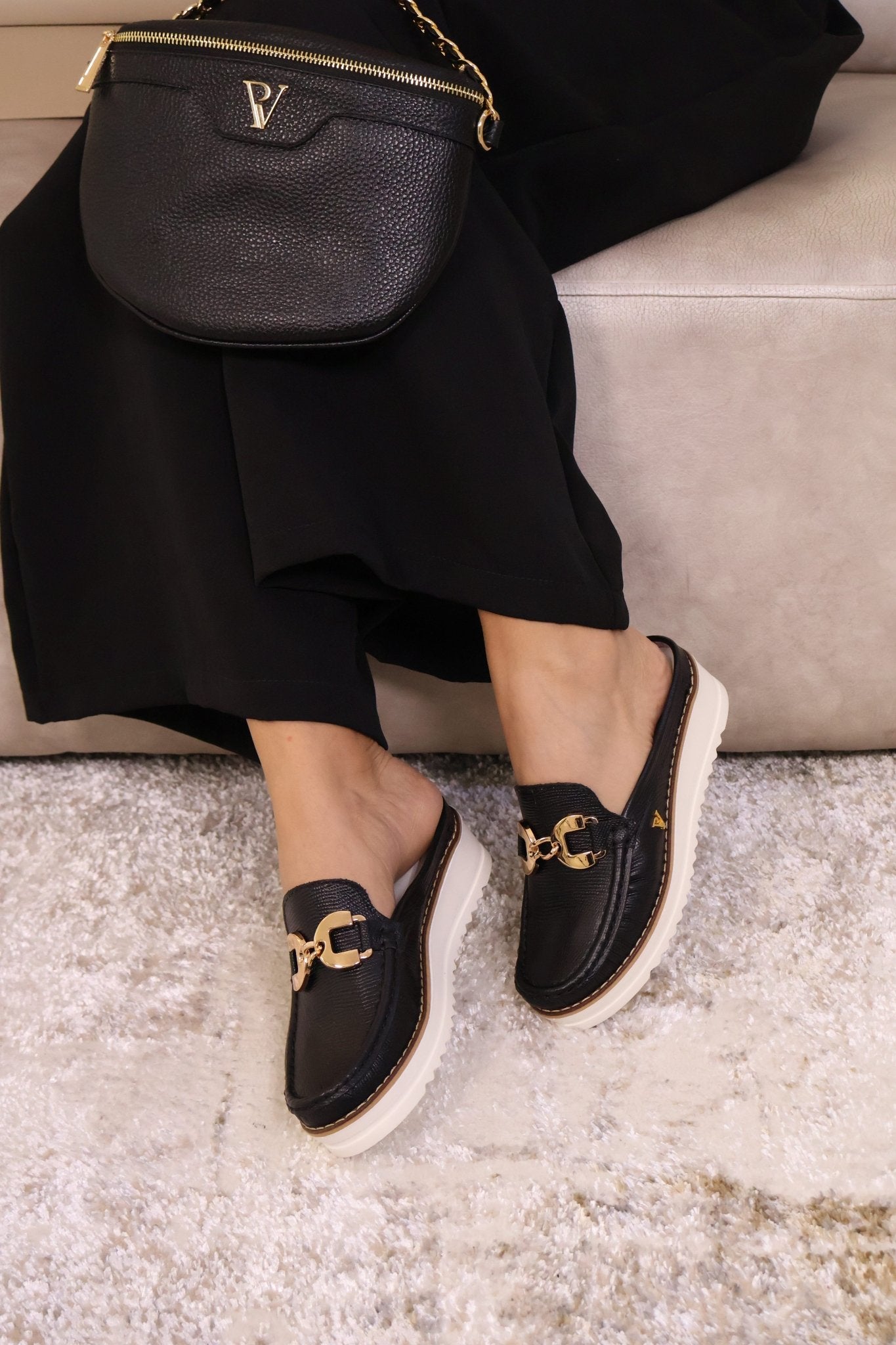 Sueco Cleo Soft Gold Negro - PAULA VELEZ