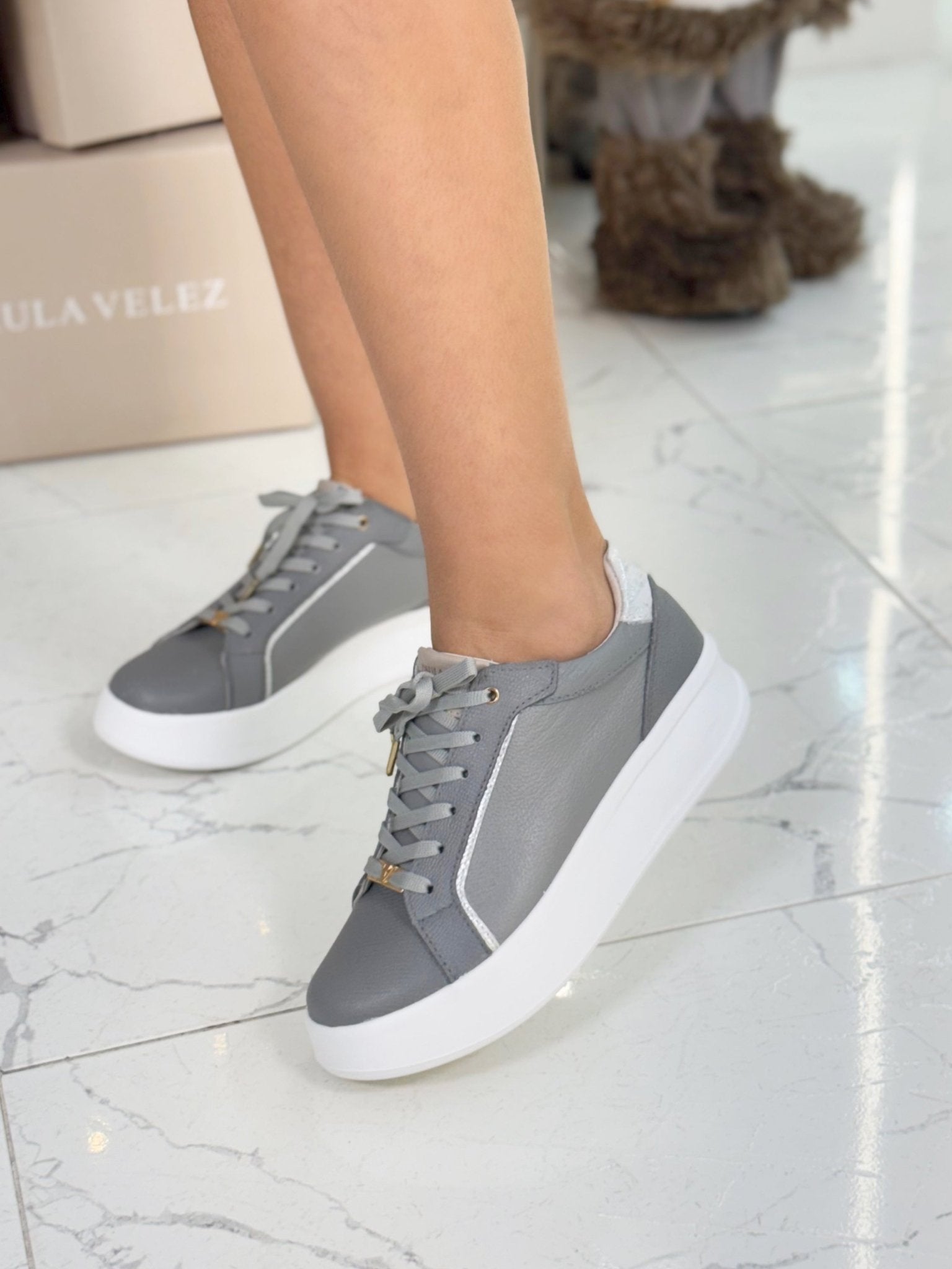 Tenis Bonny Gris en cuero - PAULA VELEZ