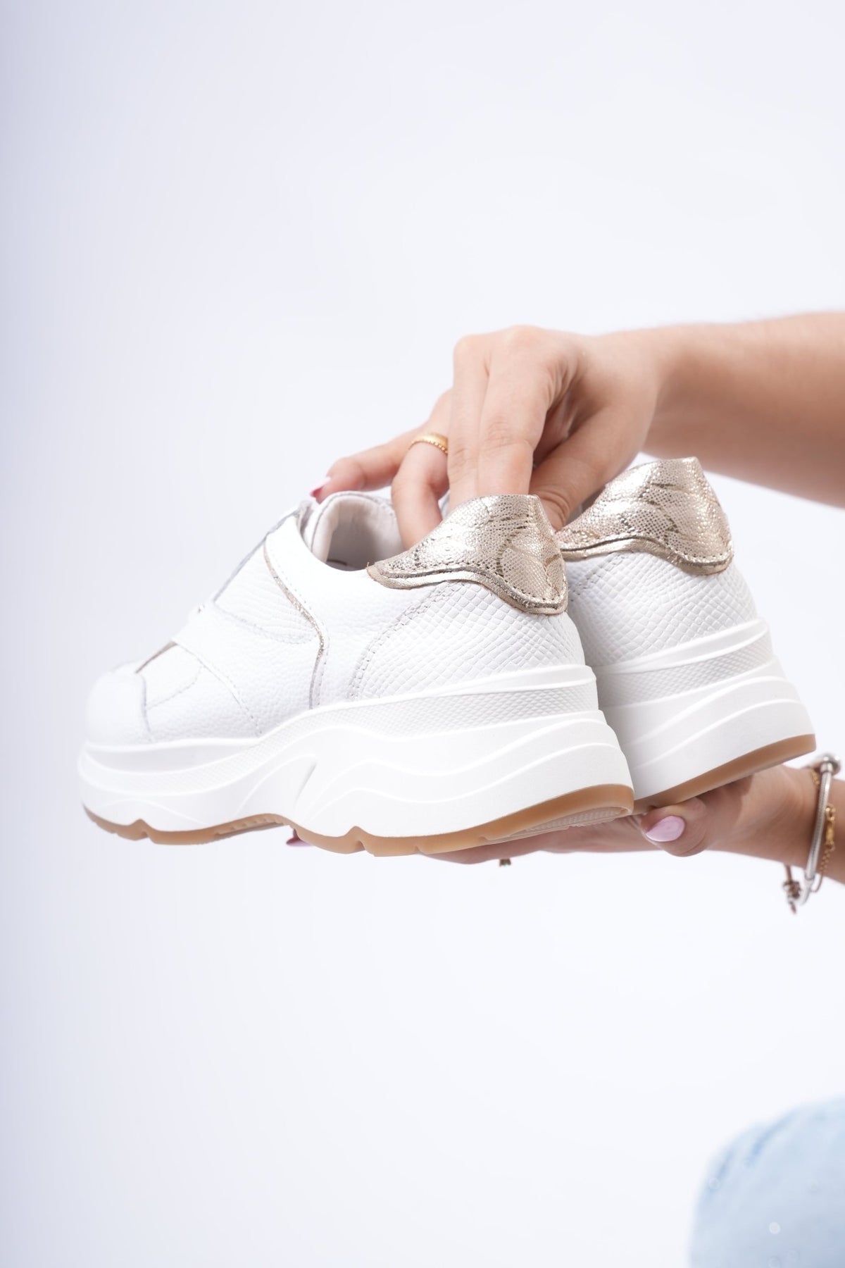 Tenis Boreal blanco oro en cuero para mujer - PAULA VELEZ