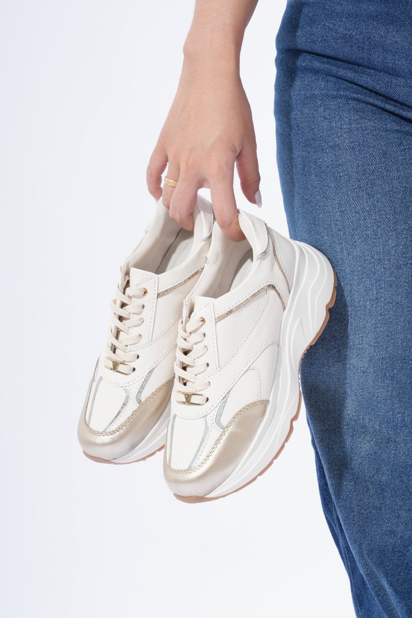 Tenis Boreal Talco Espejo Oro en Cuero - PAULA VELEZ