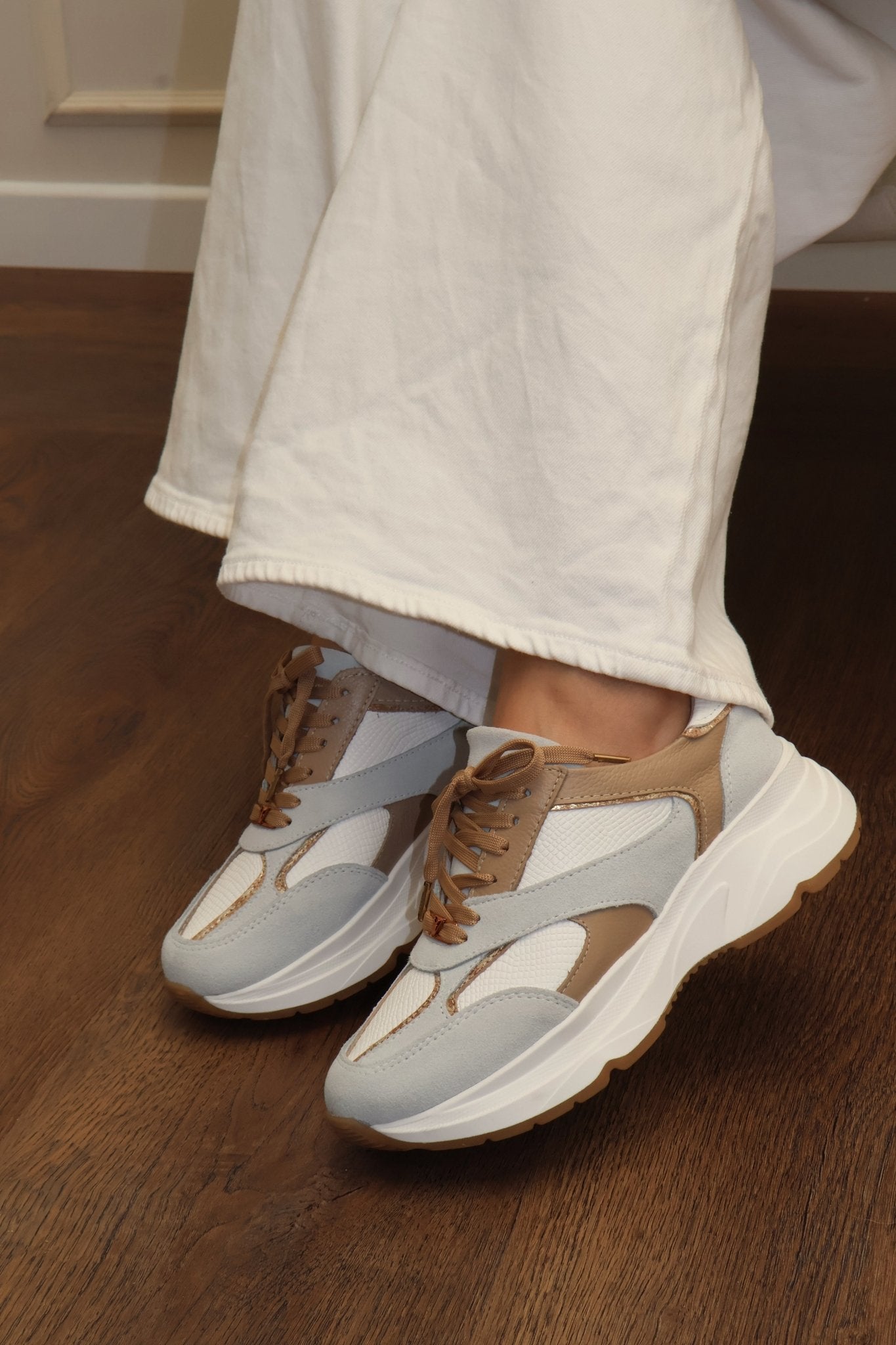 Tenis Boreal Taupe Gamuza Gris en Cuero - PAULA VELEZ