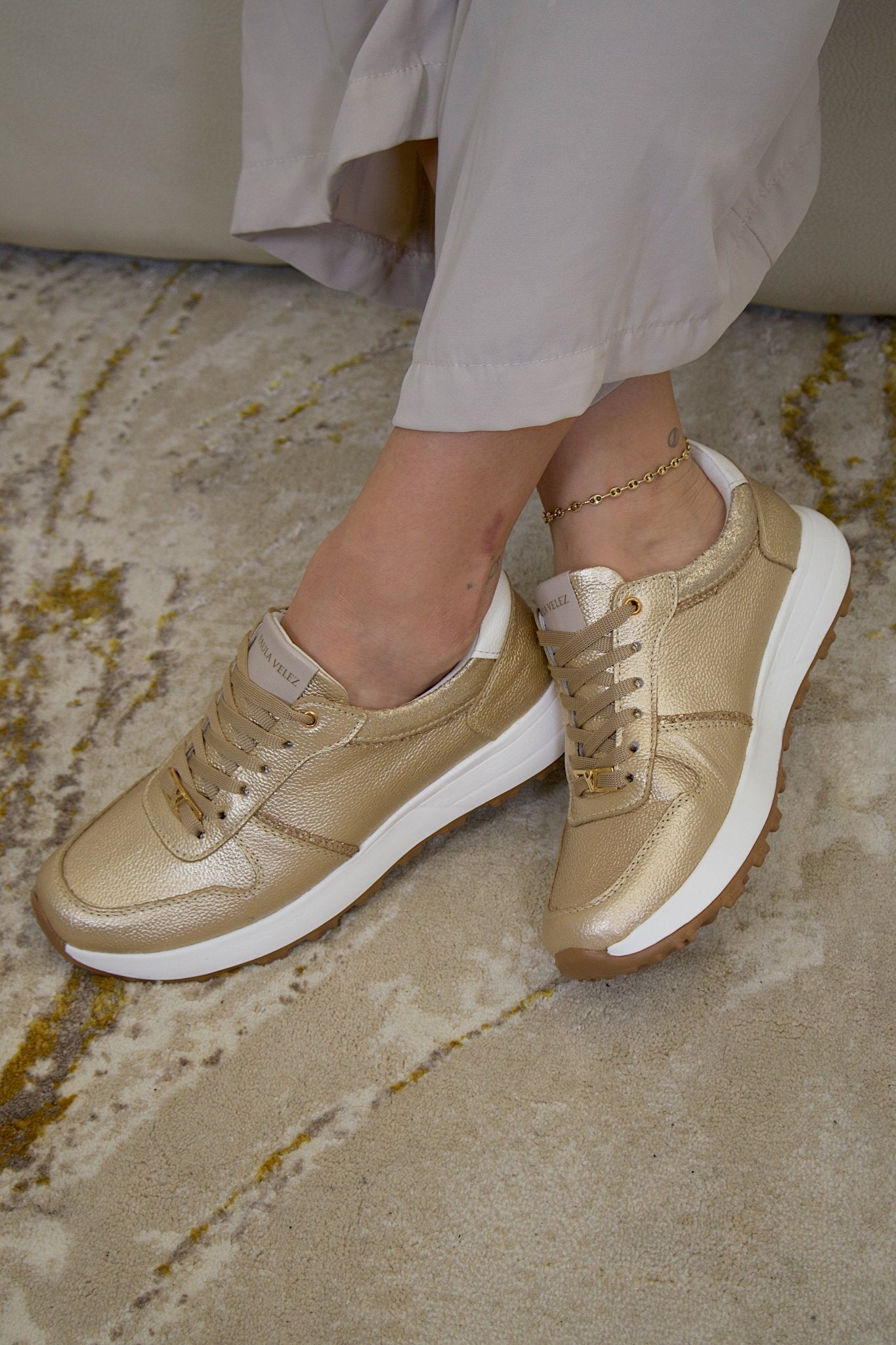 Tenis Channel en cuero dorado para mujer - Paula Vélez - PAULA VELEZ