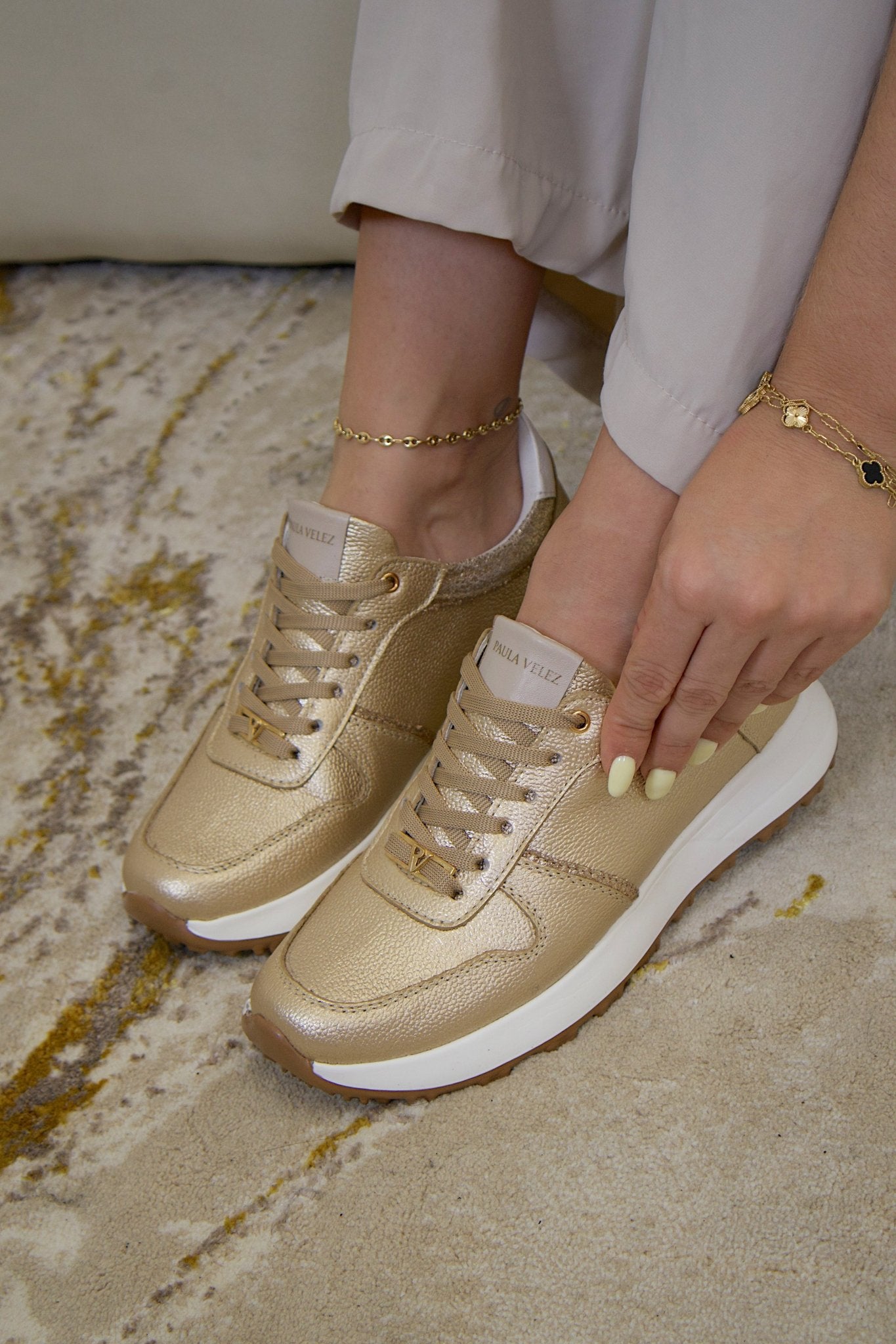 Tenis Channel en cuero dorado para mujer - Paula Vélez - PAULA VELEZ