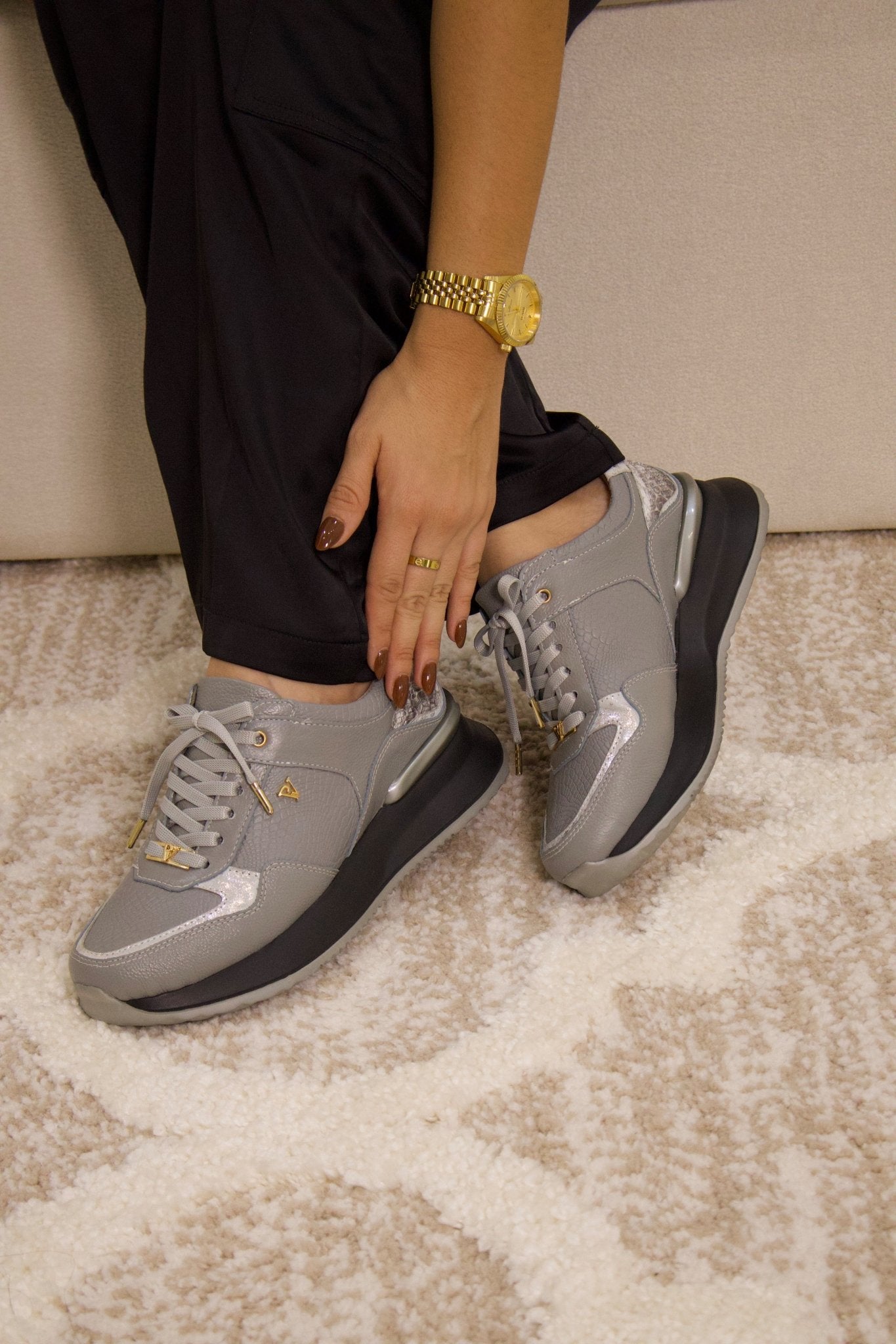 Tenis Denver en cuero gris con folia plata para mujer - Paula Vélez - PAULA VELEZ