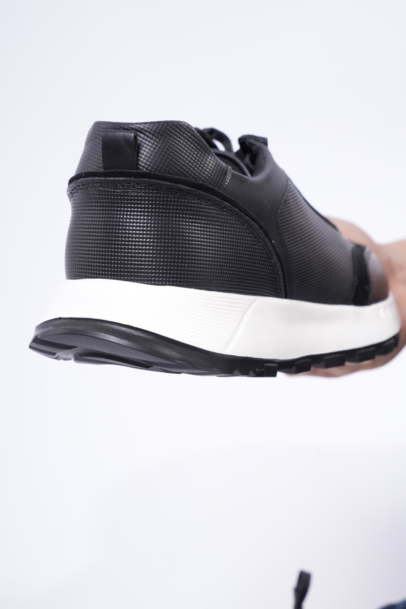 Tenis Origen negro navy en cuero para hombre - PAULA VELEZ