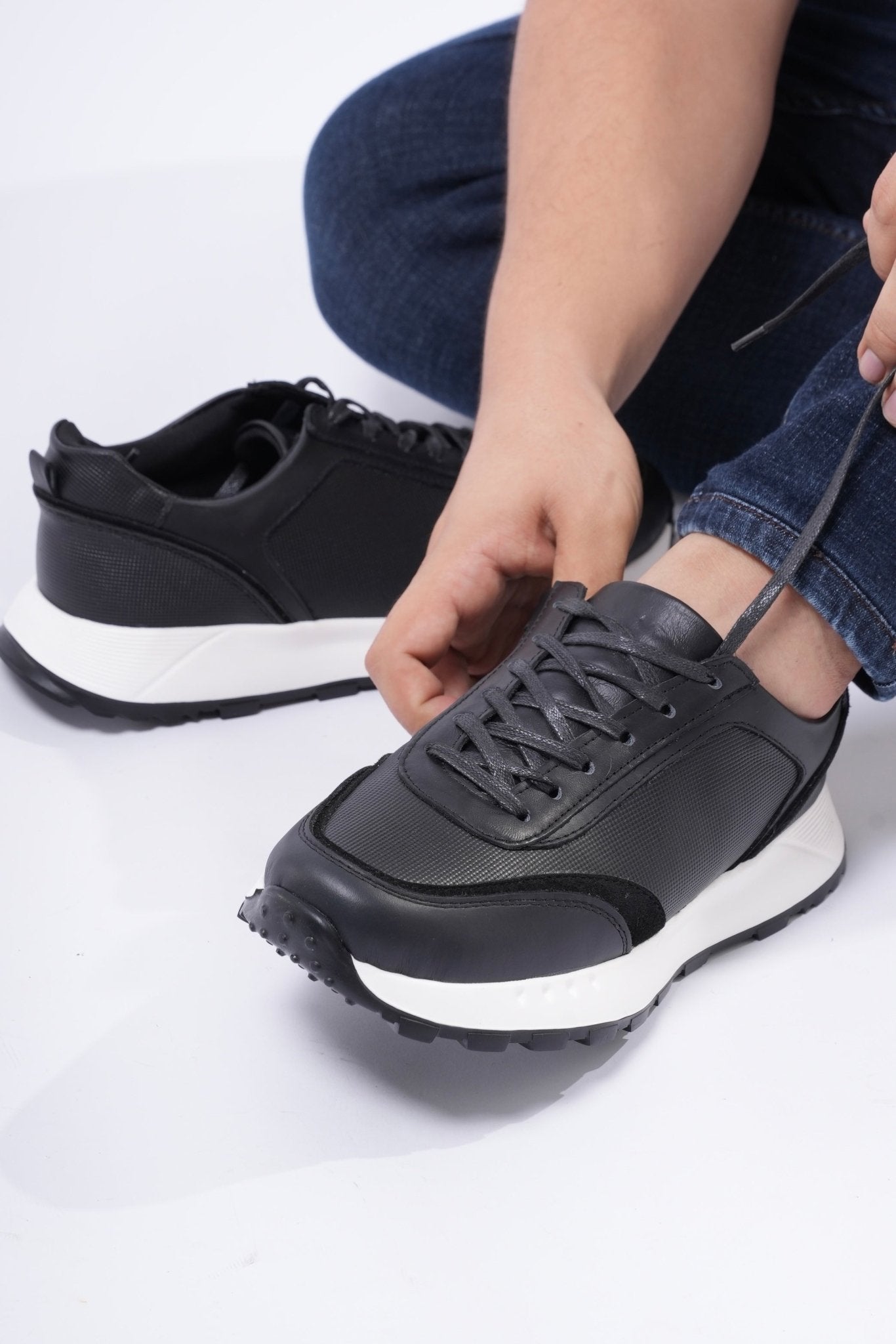 Tenis Origen negro navy en cuero para hombre - PAULA VELEZ