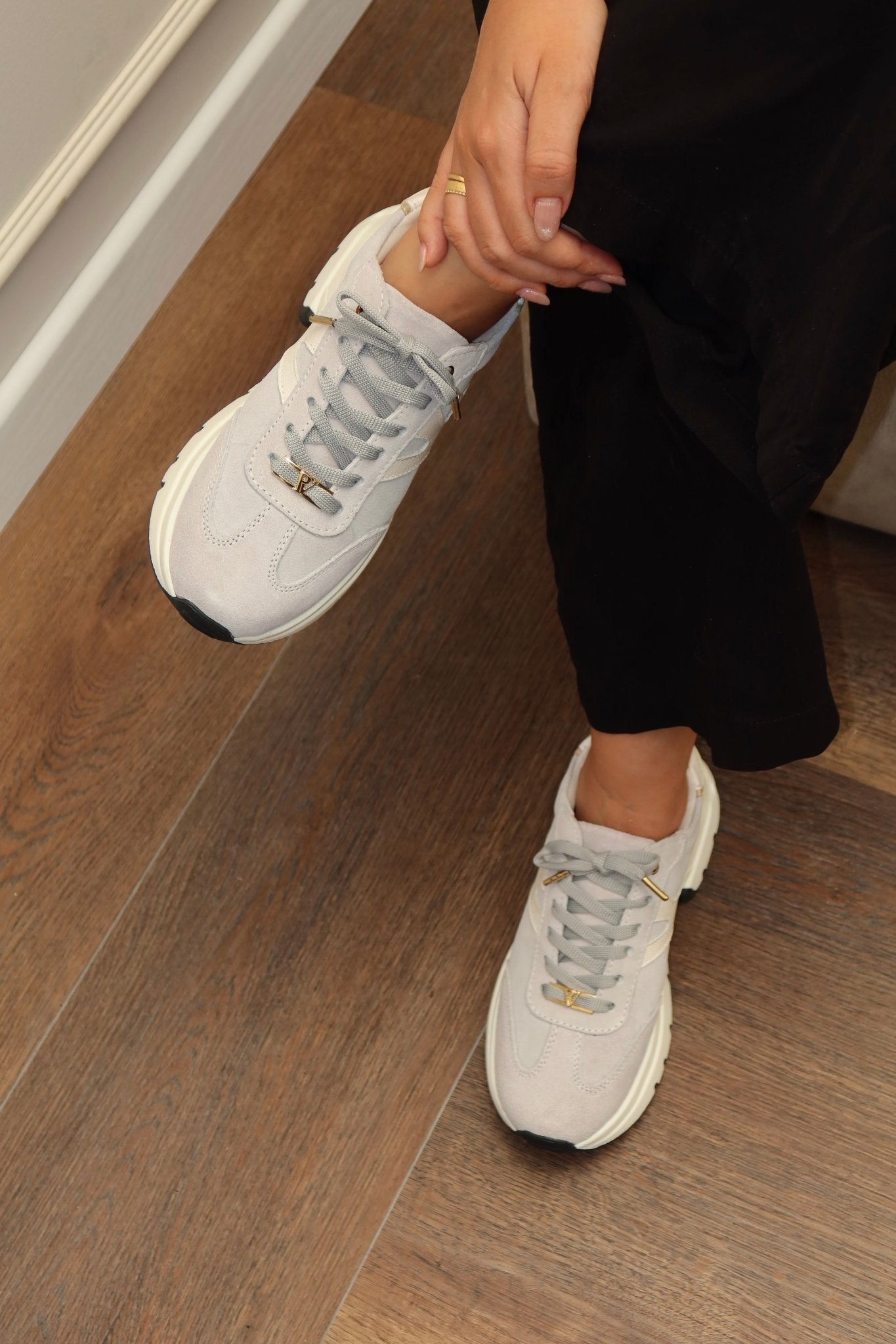 Victoria Gris Gamuza Marfil Tenis en Cuero - PAULA VELEZ